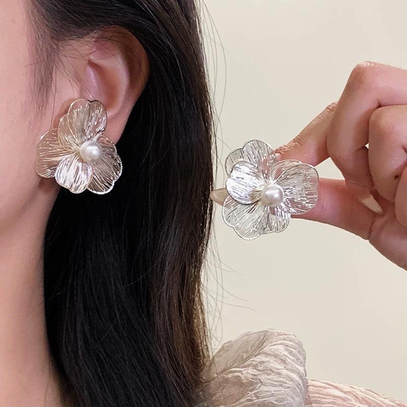 Exaggerated design, metal flower earrings, fashionable temperament, ear clips, no ear piercings, mosquito coil disc, high-end pearl earrings.
Exaggerated design, metal flower earrings, fashionable temperament, ear clips, no ear piercings, mosquito coil disc, high-end pearl earrings.