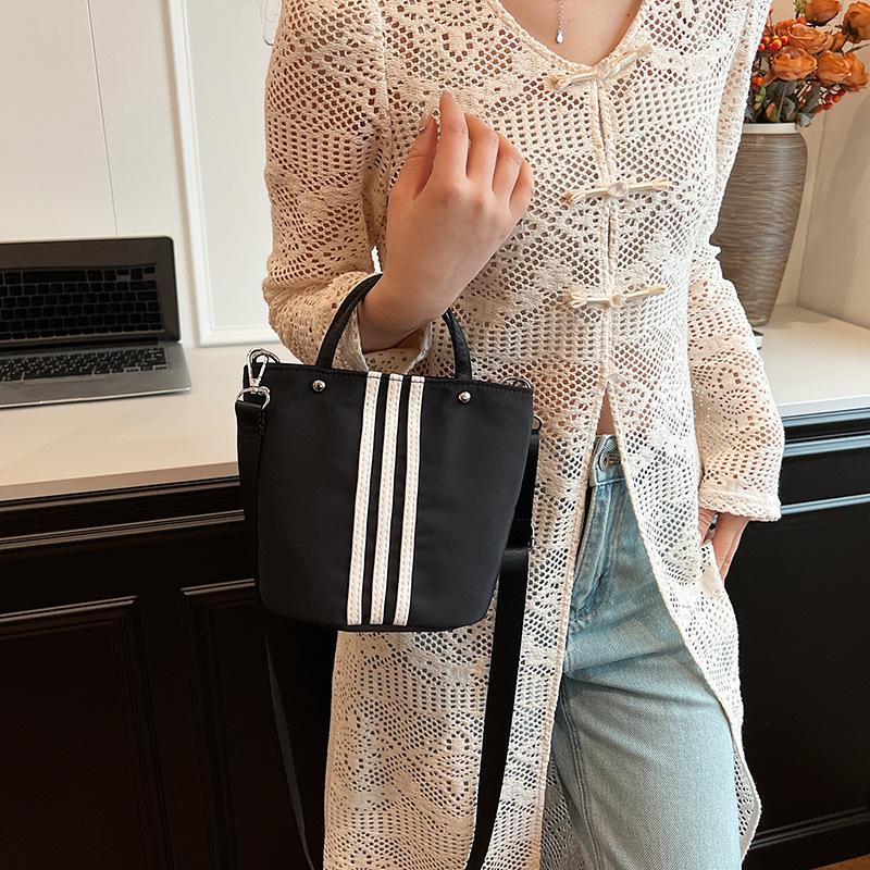 Casual simple and lightweight bag women s 2025 summer new fashion nylon bucket bag commuter shoulder bag 16*7*18 чёрный
Casual simple and lightweight bag women s 2025 summer new fashion nylon bucket bag commuter shoulder bag 16*7*18 чёрный