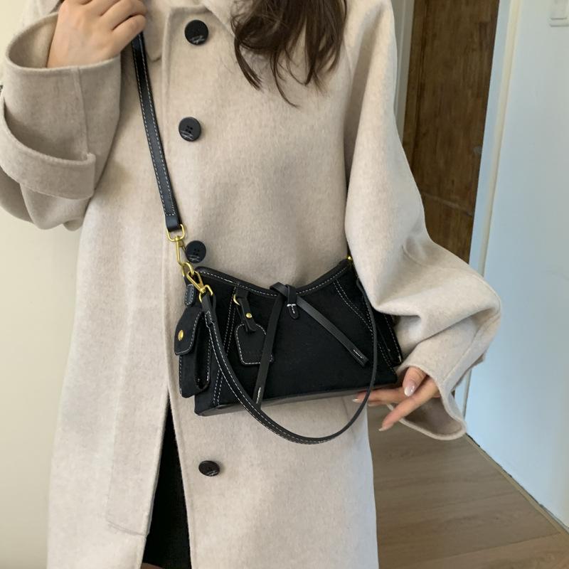 Retro versatile suede underarm bag 2025 autumn and winter new commuter shoulder messenger bag large capacity tote bag
Retro versatile suede underarm bag 2025 autumn and winter new commuter shoulder messenger bag large capacity tote bag