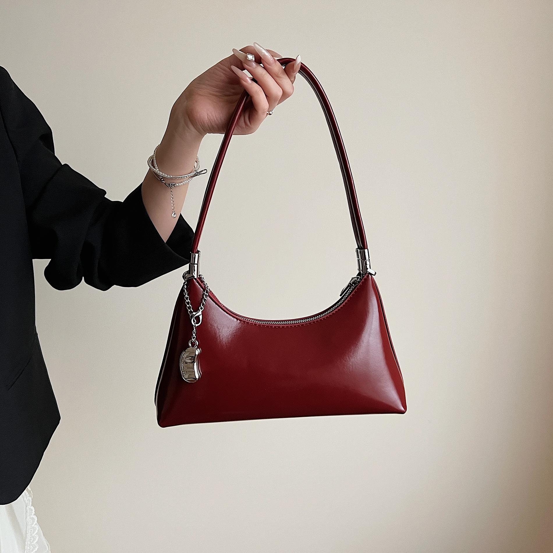 Elegant Single Shoulder Underarm Bag 2026 Newest Pillow Bag Simple Commuter Women s Bag Niche Trendy Crossbody Bags with Pendant красный
Elegant Single Shoulder Underarm Bag 2026 Newest Pillow Bag Simple Commuter Women s Bag Niche Trendy Crossbody Bags with Pendant красный