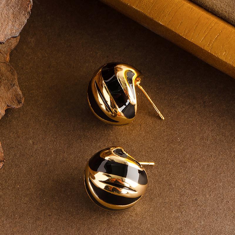 Fashion drip oil striped zebra pattern C-shaped stud earrings femininity simple high-end earrings
Fashion drip oil striped zebra pattern C-shaped stud earrings femininity simple high-end earrings