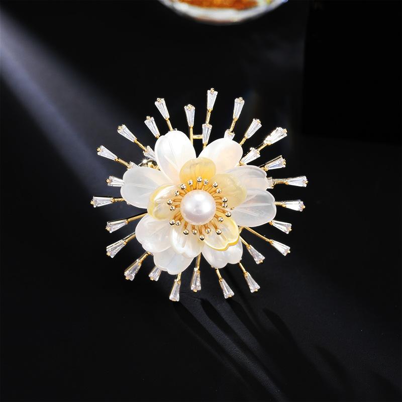 Women s Light Luxury Design Elegant Imitation Pearl Sunflower Brooch Fashionable And Versatile Niche Design Sense Brooch
Women s Light Luxury Design Elegant Imitation Pearl Sunflower Brooch Fashionable And Versatile Niche Design Sense Brooch