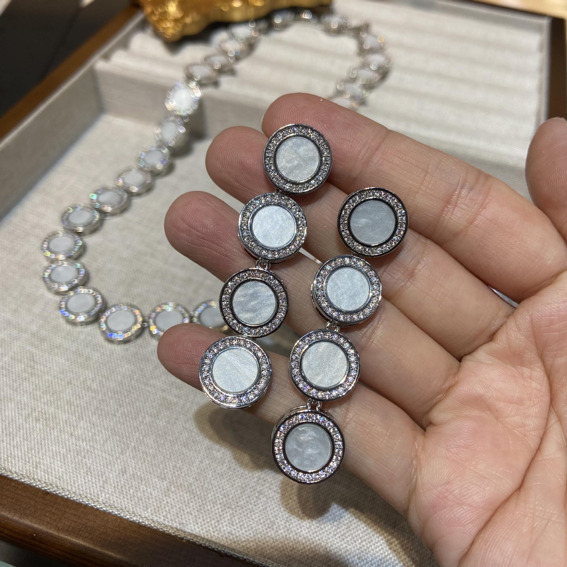 Medieval Vintage Natural White Shell Bright White Moonlight Necklace Bracelet Earrings Light Luxury High-End Suit Women
Medieval Vintage Natural White Shell Bright White Moonlight Necklace Bracelet Earrings Light Luxury High-End Suit Women