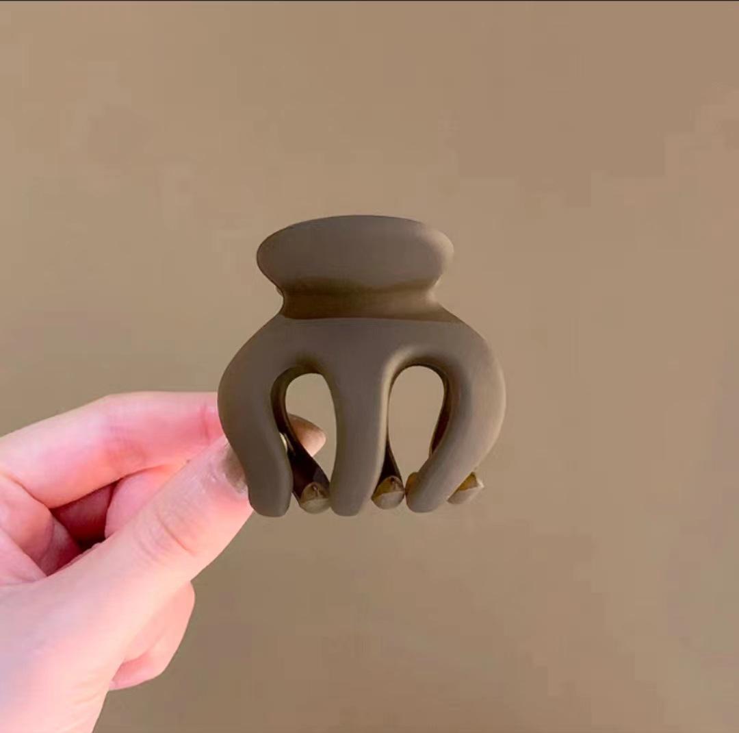 Маленькая акриловая заколка для волос «конский хвост» в виде акулы для женщин
Маленькая акриловая заколка для волос «конский хвост» в виде акулы для женщин