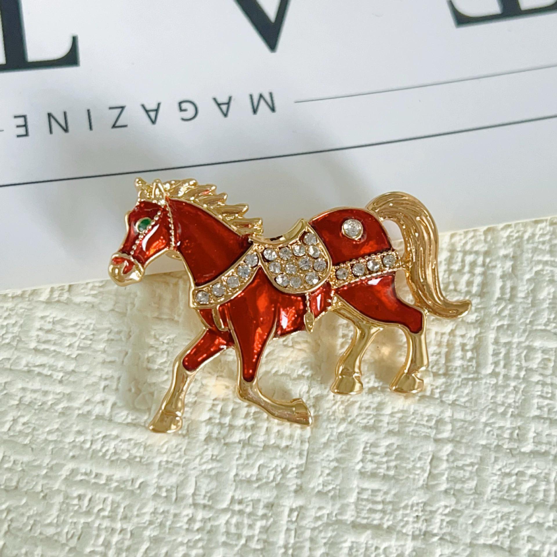 Retro Animal Horse Shape Brooches for Women Red White Enamel Oil Rhinestones Brooch Pins Clothes Accessories Trendy Zircon Gift
Retro Animal Horse Shape Brooches for Women Red White Enamel Oil Rhinestones Brooch Pins Clothes Accessories Trendy Zircon Gift