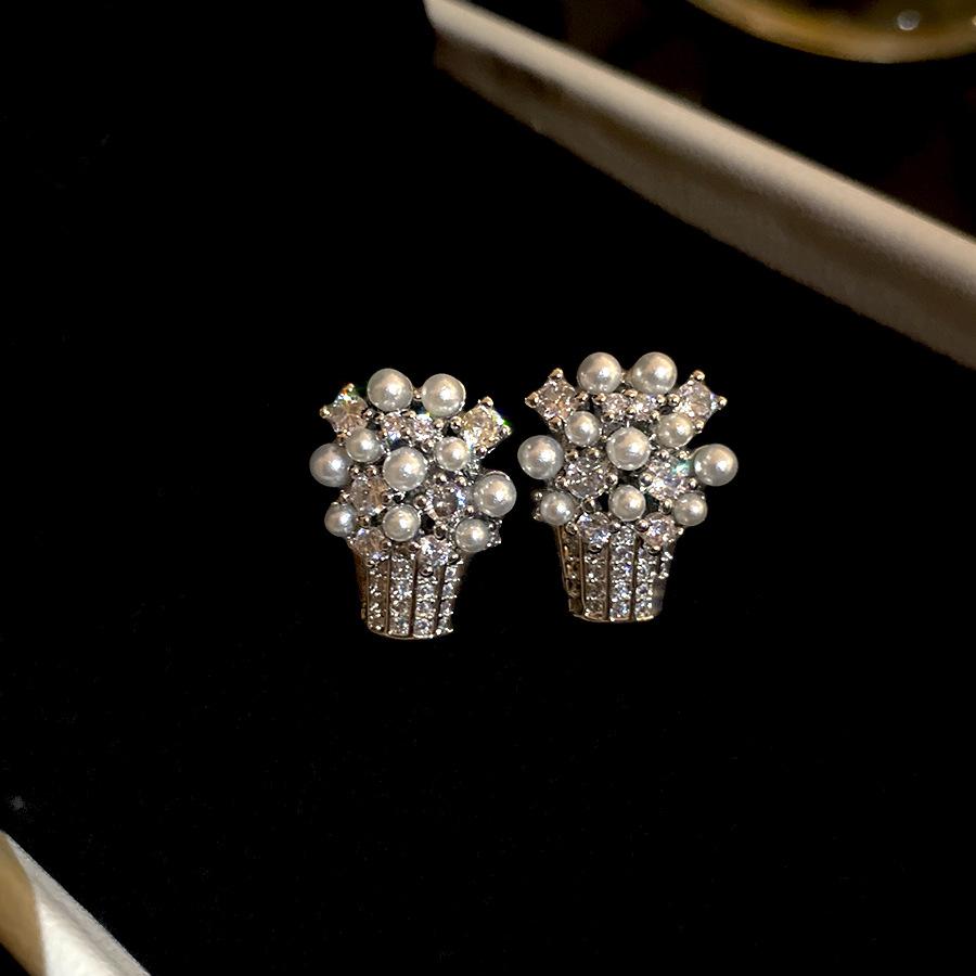 K real gold electroplated silver needle zircon pearl flower basket earrings cold wind versatile earrings light luxury high-end earrings
K real gold electroplated silver needle zircon pearl flower basket earrings cold wind versatile earrings light luxury high-end earrings