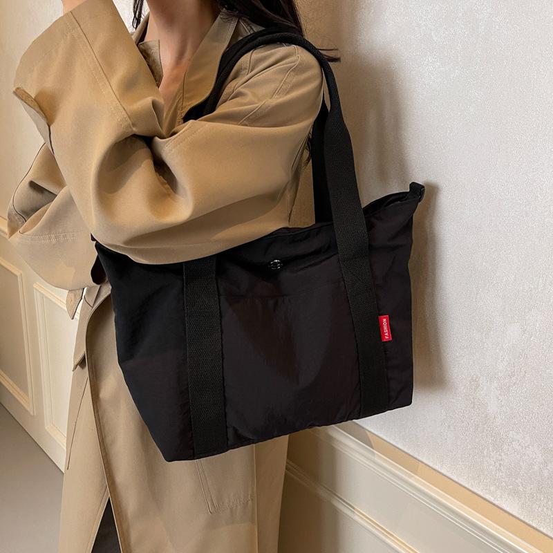 Нейлоновая тканевая сумка женская большая вместительная сумка через плечо новая повседневная модная сумка-мессенджер студенческая дорожная сумка-тоут чёрный
Нейлоновая тканевая сумка женская большая вместительная сумка через плечо новая повседневная модная сумка-мессенджер студенческая дорожная сумка-тоут чёрный