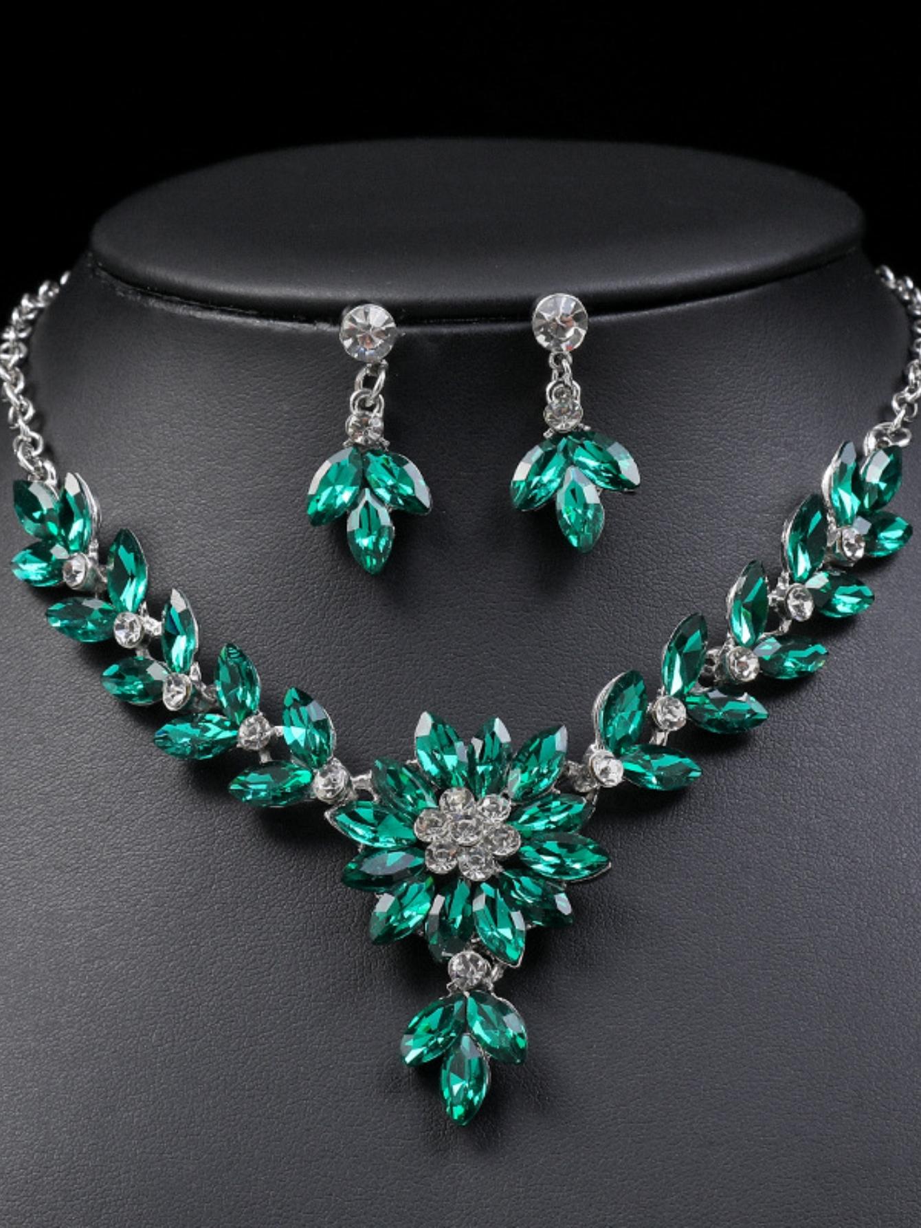 Комплект модных женских украшений из 3 предметов с контрастным цветочным колье, серьгами и аксессуарами для вечернего платья 45cm
Комплект модных женских украшений из 3 предметов с контрастным цветочным колье, серьгами и аксессуарами для вечернего платья 45cm