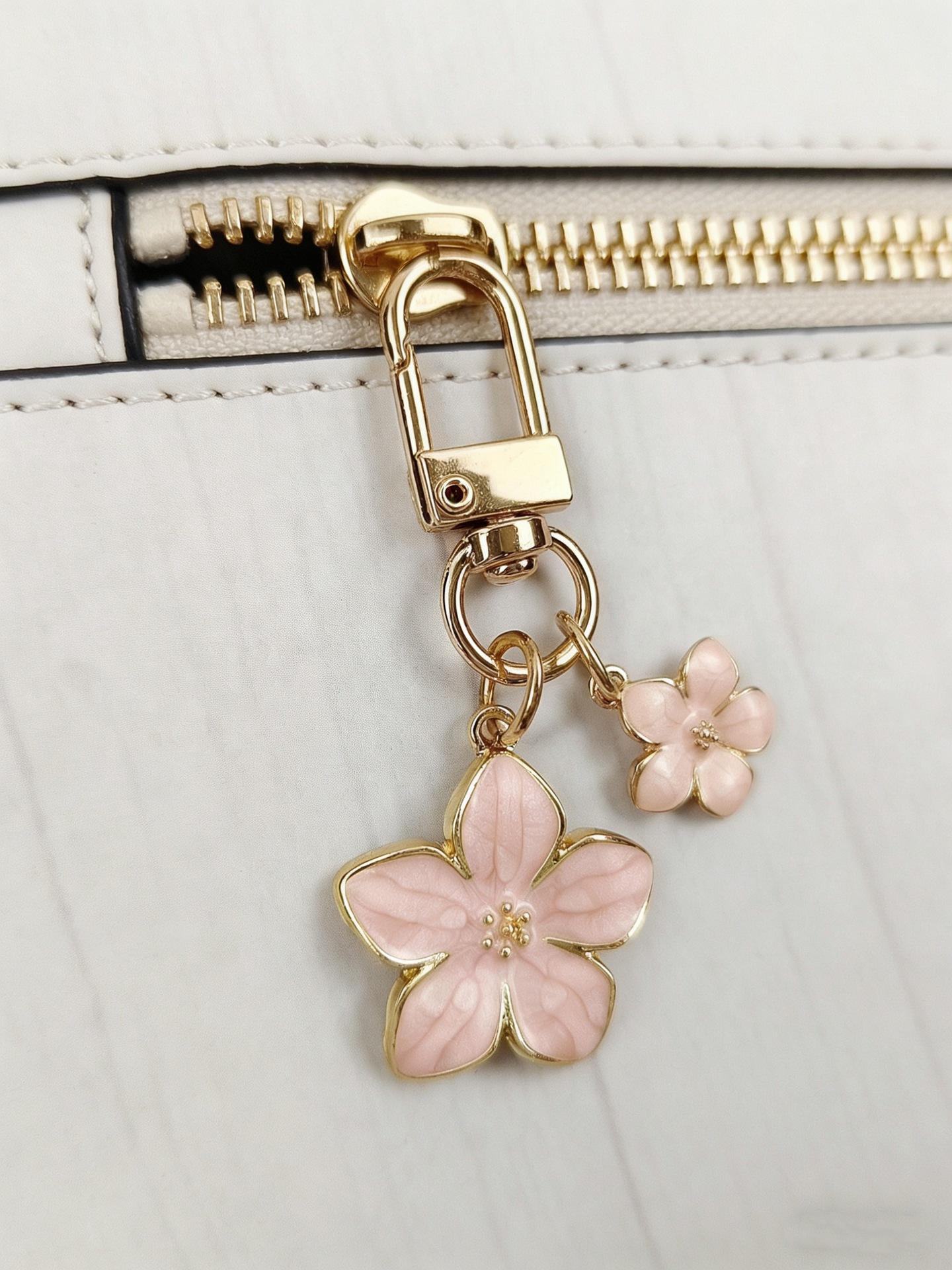 Drip-style Cherry Blossom Cartoon Keyring Daisy-shaped Charm Creative Bag Accessory Couple’s Keyring Metal
Drip-style Cherry Blossom Cartoon Keyring Daisy-shaped Charm Creative Bag Accessory Couple’s Keyring Metal