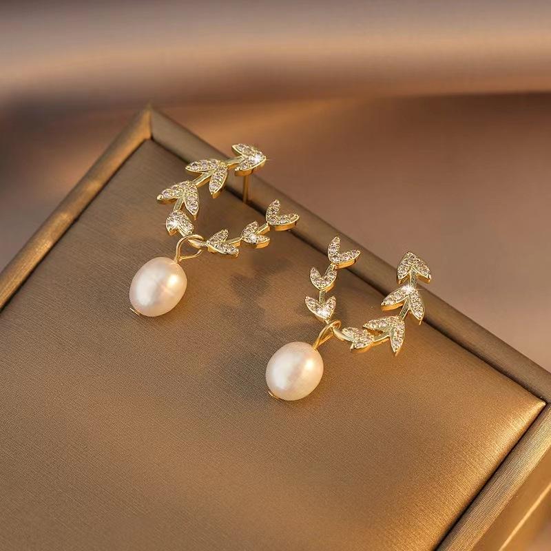 Французские серьги-гвоздики с жемчужными листьями, инкрустированные бриллиантами, модные темпераментные серьги-гвоздики для женщин 
Французские серьги-гвоздики с жемчужными листьями, инкрустированные бриллиантами, модные темпераментные серьги-гвоздики для женщин