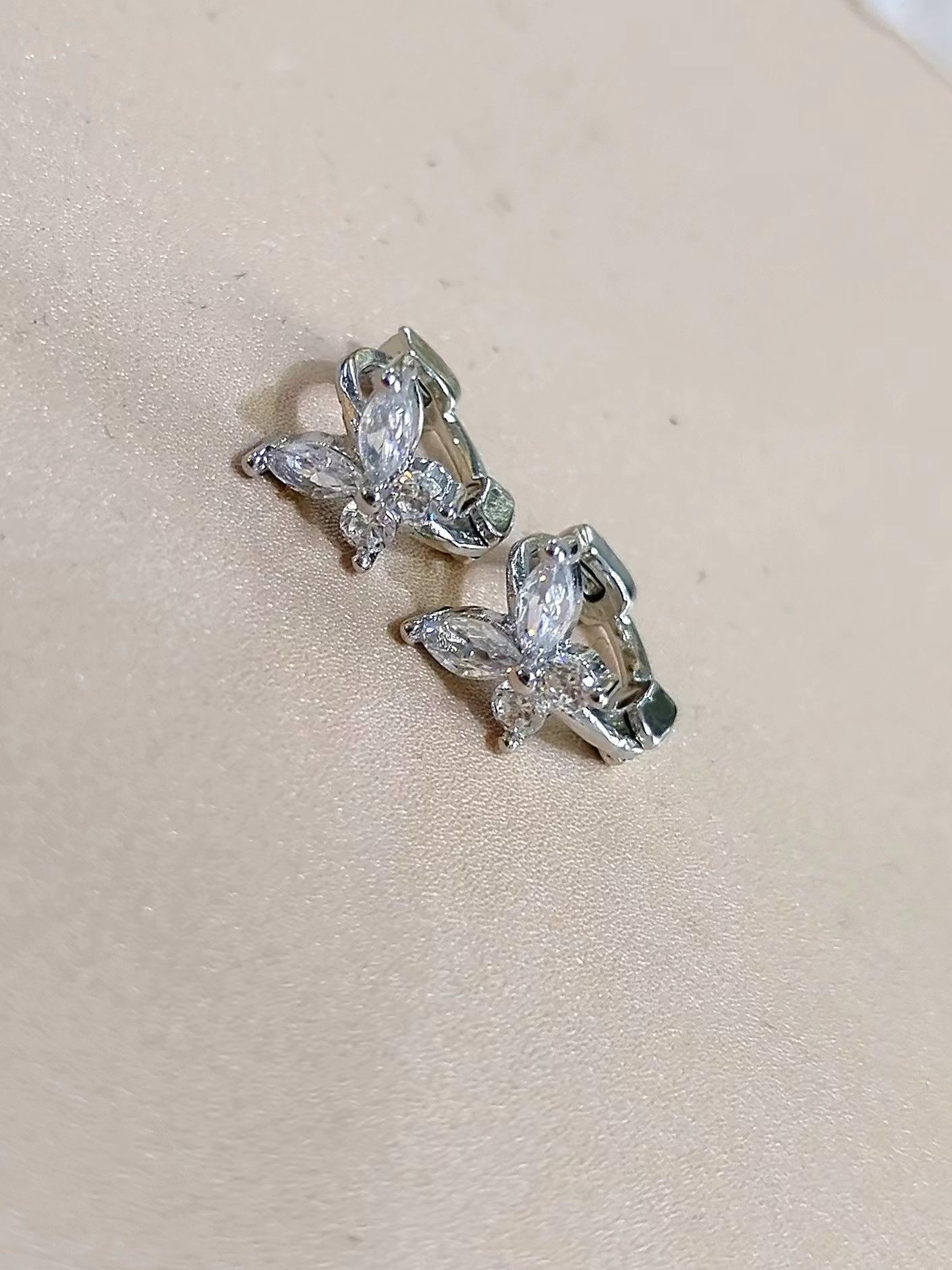 French temperament advanced sense crystal butterfly white diamond titanium steel earrings, small and free anti-sensitive earrings for women
French temperament advanced sense crystal butterfly white diamond titanium steel earrings, small and free anti-sensitive earrings for women