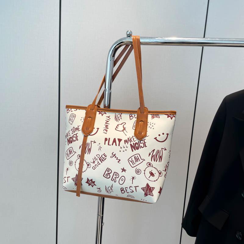 Женская сумка-тоут и наплечная сумка большой вместимости с граффити на осень/зиму 2024 коричневый
Женская сумка-тоут и наплечная сумка большой вместимости с граффити на осень/зиму 2024 коричневый