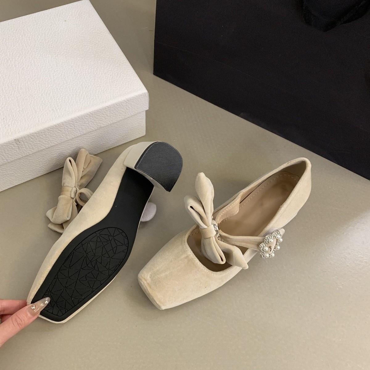 Two wearing Mary Jane shoes, women s spring and autumn suede temperament bow exquisite shoes, one word with light mouth single shoes 40
Two wearing Mary Jane shoes, women s spring and autumn suede temperament bow exquisite shoes, one word with light mouth single shoes 40