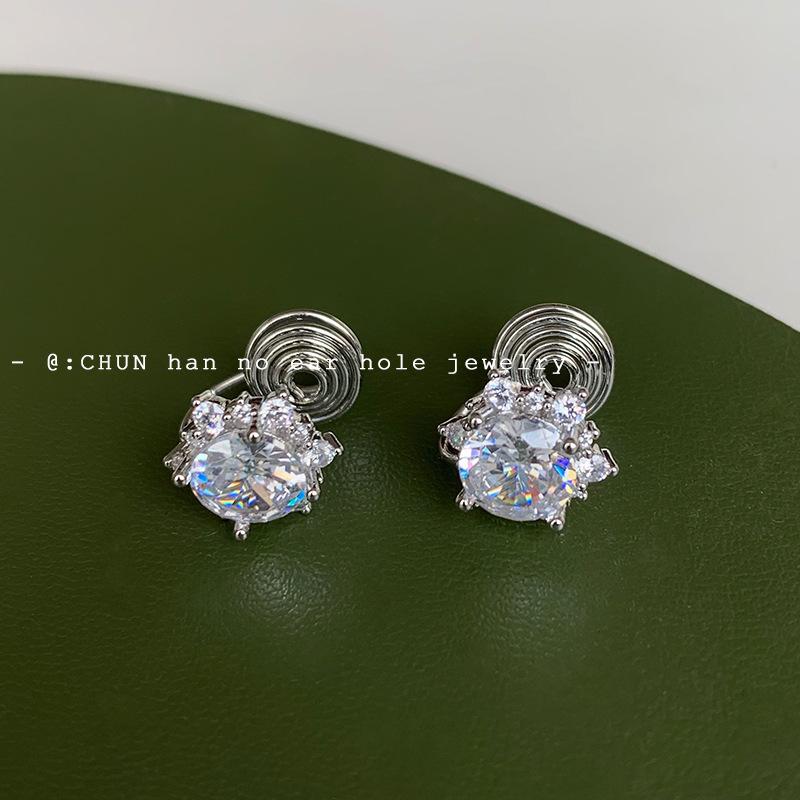 Ear clips without ear piercings, advanced sense~ simple temperament zircon stud earrings, fashionable versatile snowflake earrings
Ear clips without ear piercings, advanced sense~ simple temperament zircon stud earrings, fashionable versatile snowflake earrings