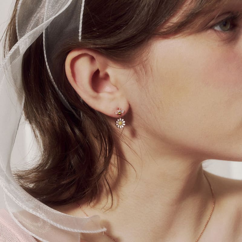 JUDY AND PAUL Flea Honeybee and Flower Unbalanced Earrings Mint
JUDY AND PAUL Flea Honeybee and Flower Unbalanced Earrings Mint