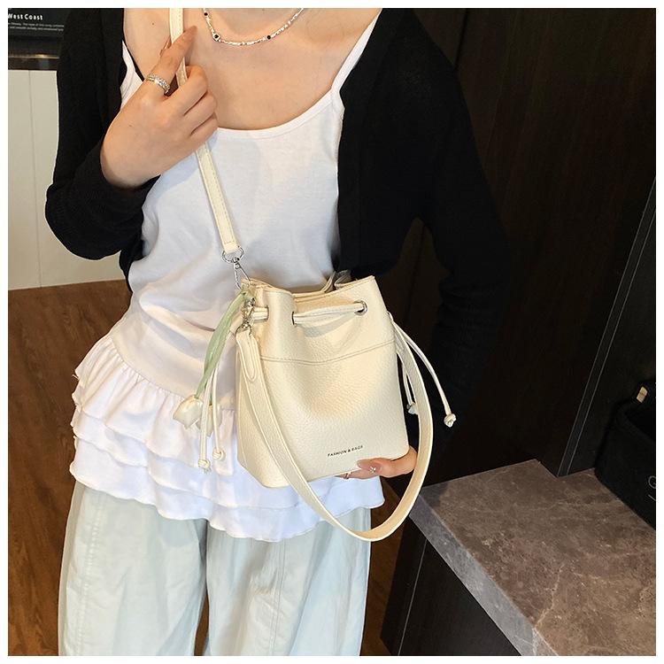 Tide bucket bag women s 2025 new literary and simple fashion shoulder bag feels fashionable and oblique
Tide bucket bag women s 2025 new literary and simple fashion shoulder bag feels fashionable and oblique