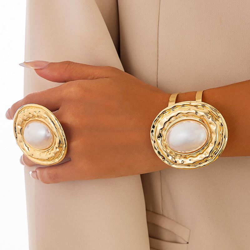 Модный овальный браслет-кольцо золотой
Модный овальный браслет-кольцо золотой