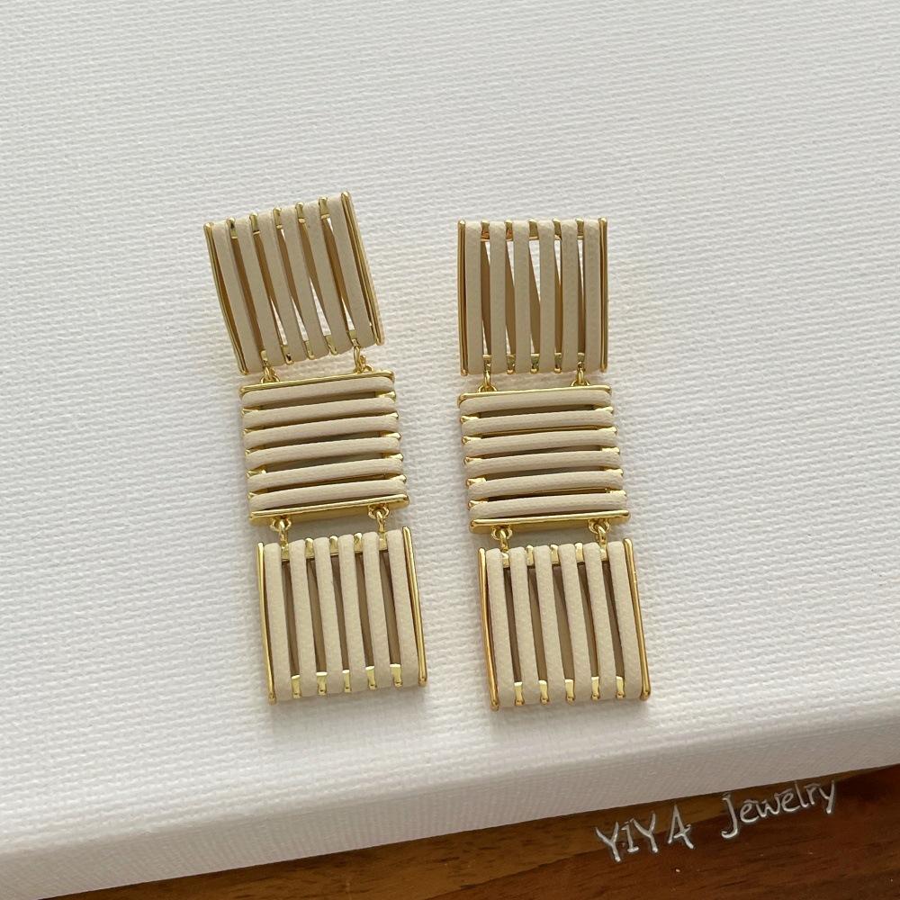 Real Gold Silver Plated French Retro PU Leather Hollow Out Braid Square Long Drop Earrings for Women Copper Party Jewelry бежевий
Real Gold Silver Plated French Retro PU Leather Hollow Out Braid Square Long Drop Earrings for Women Copper Party Jewelry бежевий