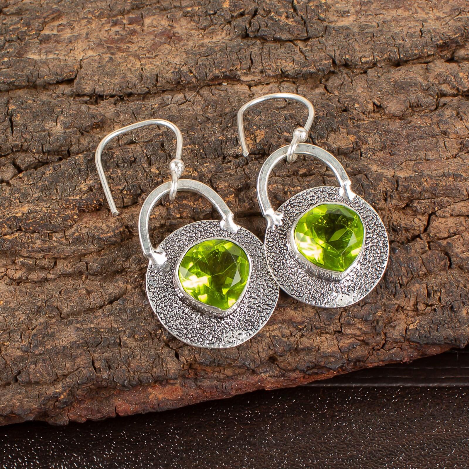 Peridot Gemstone 925 Sterling Silver Jewelry Handmade Earrings1.30 Gift For Her EE-63-8
Peridot Gemstone 925 Sterling Silver Jewelry Handmade Earrings1.30 Gift For Her EE-63-8