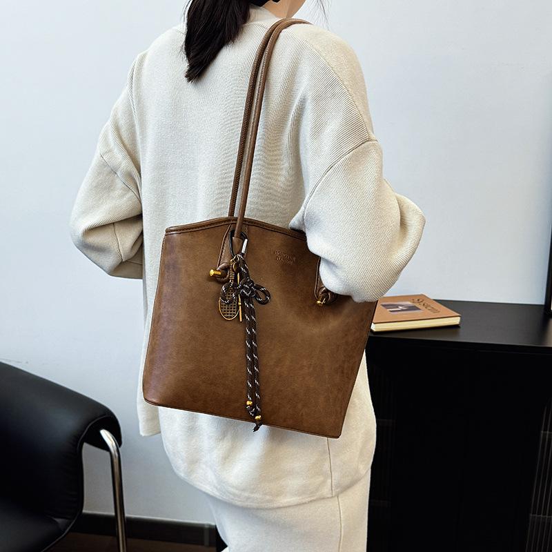 Tote bag premium sense retro bag women s 2025 new autumn and winter handbag shoulder bag popular commuter armpit bag 25*9*25 чорний
Tote bag premium sense retro bag women s 2025 new autumn and winter handbag shoulder bag popular commuter armpit bag 25*9*25 чорний