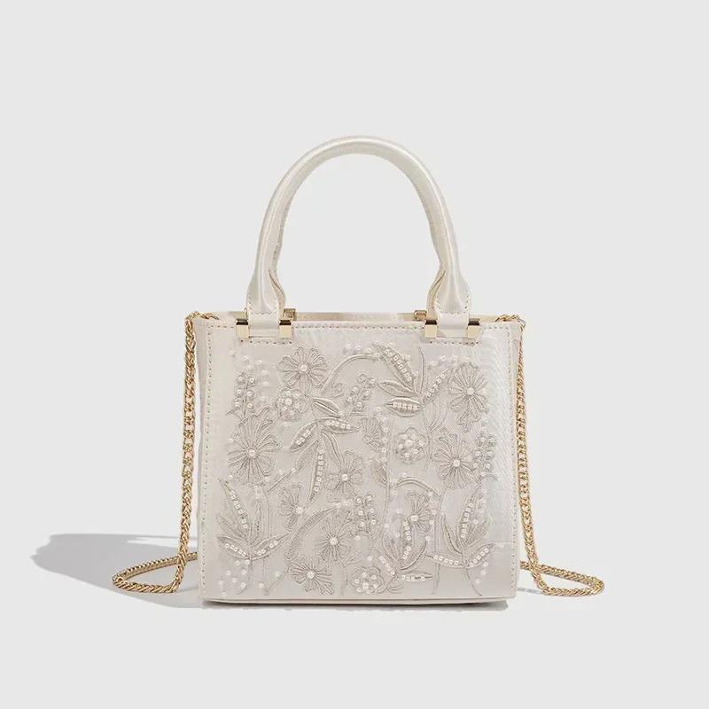 Floral Embroidery Square Tote Bag with Pearl Chains Large Capacity Womens Shoulder Messenger Crossbody Bag Luxury Designer Purse
Floral Embroidery Square Tote Bag with Pearl Chains Large Capacity Womens Shoulder Messenger Crossbody Bag Luxury Designer Purse