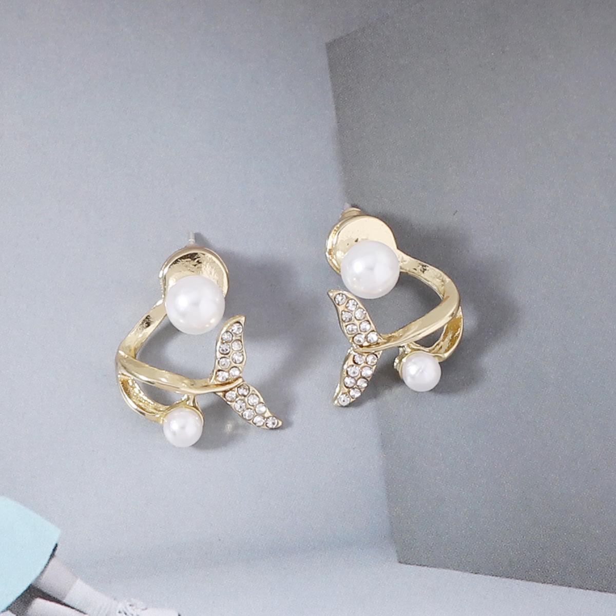 Niche design fishtail pearl earrings, creative and personalized series of earrings, gold accessories and stud earrings
Niche design fishtail pearl earrings, creative and personalized series of earrings, gold accessories and stud earrings