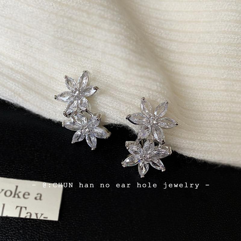 Horse eye zircon high-end ear clips without ear holes, copper micro-inlaid exquisite studs, light luxury temperament earrings, earrings.
Horse eye zircon high-end ear clips without ear holes, copper micro-inlaid exquisite studs, light luxury temperament earrings, earrings.