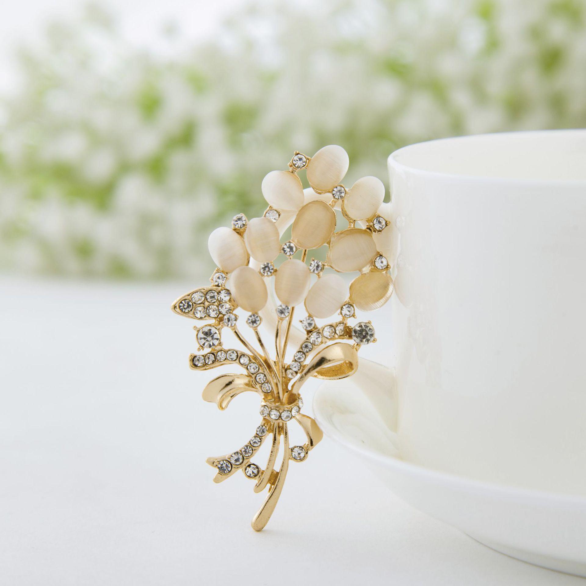 Брошь в виде цветка пшеничного колоса с камнем «кошачий глаз» и стразами - Женская булавка-аксессуар белый
Брошь в виде цветка пшеничного колоса с камнем «кошачий глаз» и стразами - Женская булавка-аксессуар белый