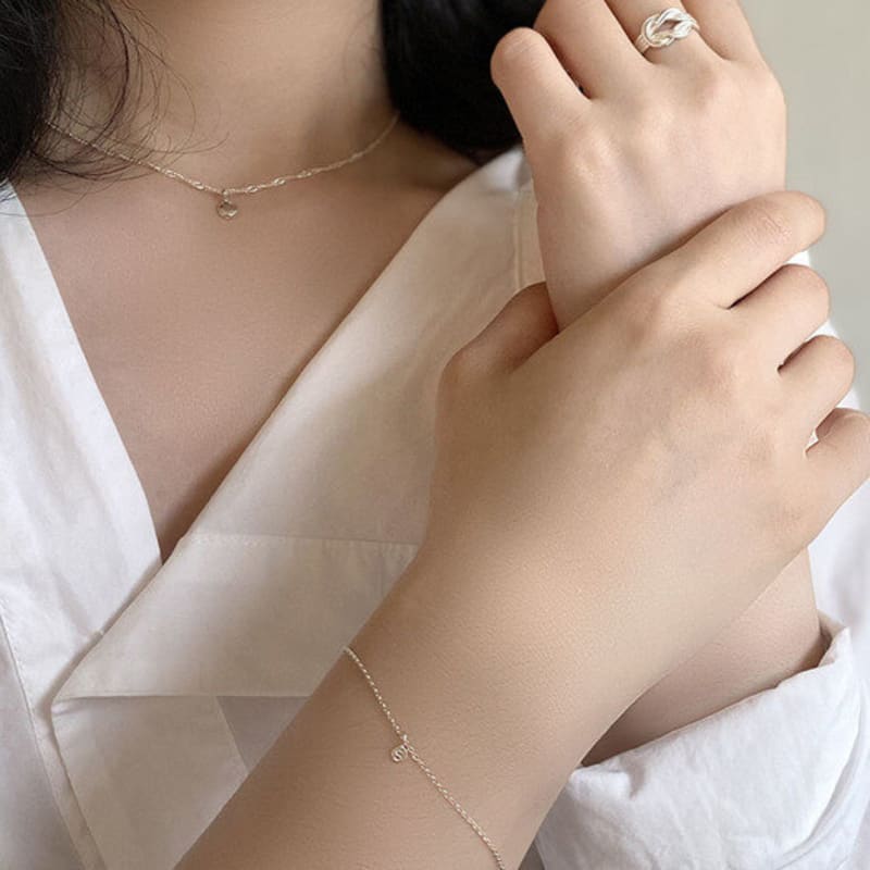 DE MOON initial bracelet B
DE MOON initial bracelet B