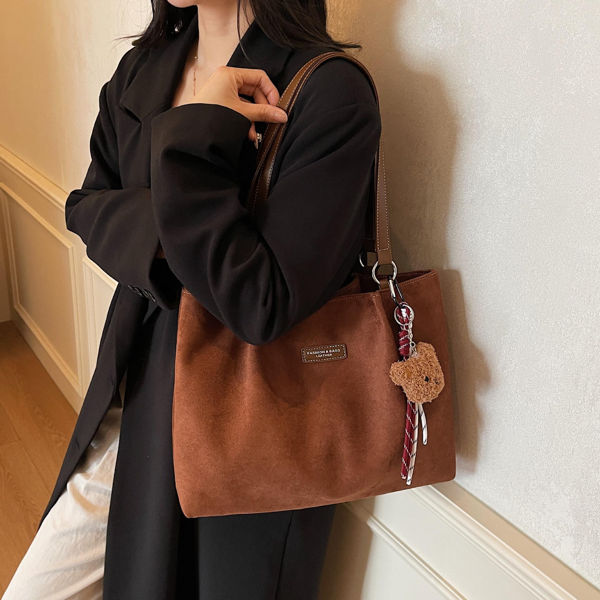 Elegant Retro Leisure Shoulder Bag Women Tote Suede Handle Bag for Office Commuter Stylish Texture Large Capacity Cosmetic Bag
Elegant Retro Leisure Shoulder Bag Women Tote Suede Handle Bag for Office Commuter Stylish Texture Large Capacity Cosmetic Bag