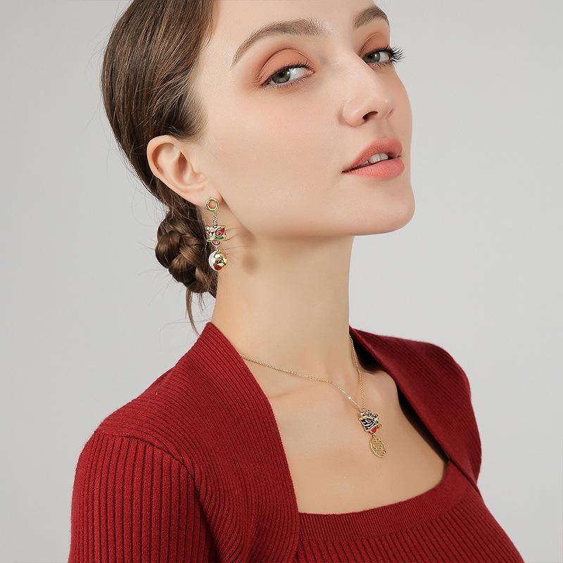 Красные женские новогодние серьги Lion Awakening и Happy Lion Асимметричные серьги New Trend
Красные женские новогодние серьги Lion Awakening и Happy Lion Асимметричные серьги New Trend