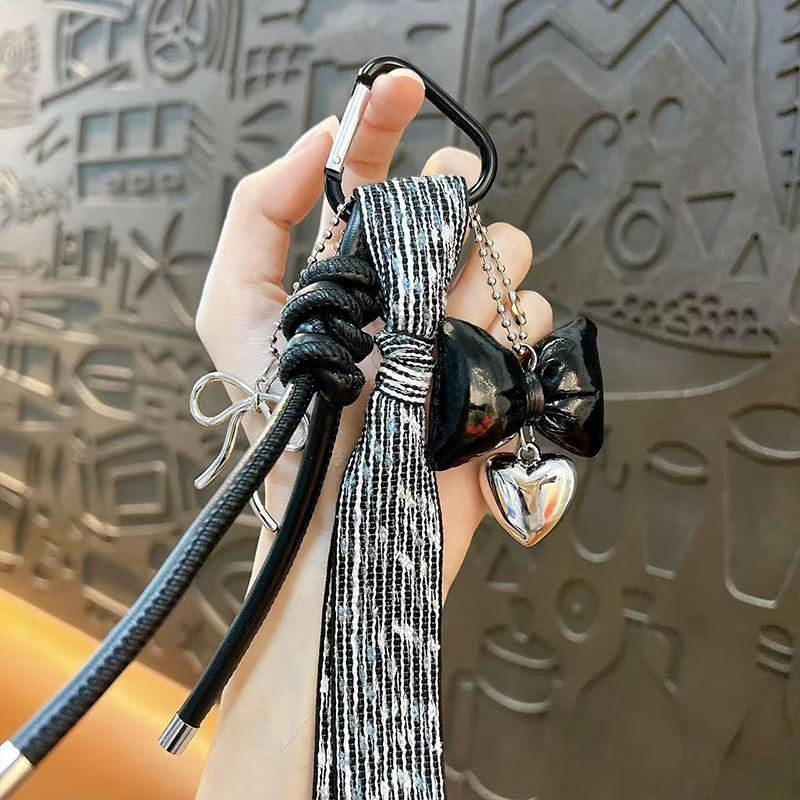 Creative Korean miu bag pendant leather bow decorative love keychain mobile phone lanyard small accessories
Creative Korean miu bag pendant leather bow decorative love keychain mobile phone lanyard small accessories