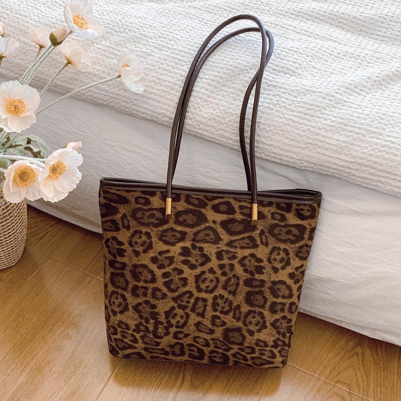 Супер огненная мода с леопардовым принтом, большая сумка-тоут, женская осенне-зимняя 2025, новая модная сумка на плечо, подмышку
Супер огненная мода с леопардовым принтом, большая сумка-тоут, женская осенне-зимняя 2025, новая модная сумка на плечо, подмышку