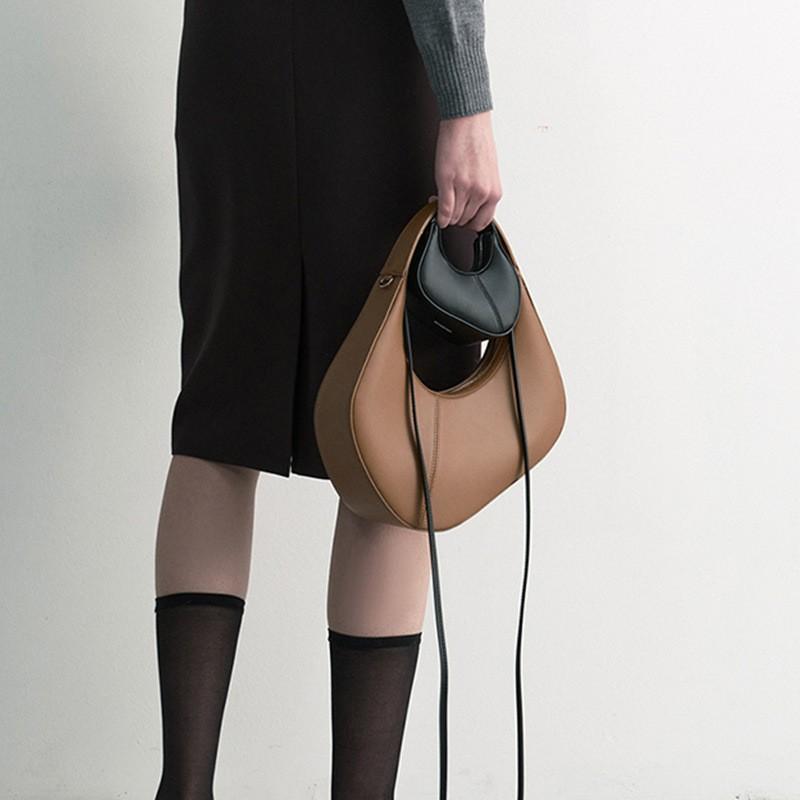 2025 New Niche Design Single-shoulder Underarm Bag French High-end Irregular Personality Women s Angular Crossbody темно-коричневого кольору
2025 New Niche Design Single-shoulder Underarm Bag French High-end Irregular Personality Women s Angular Crossbody темно-коричневого кольору