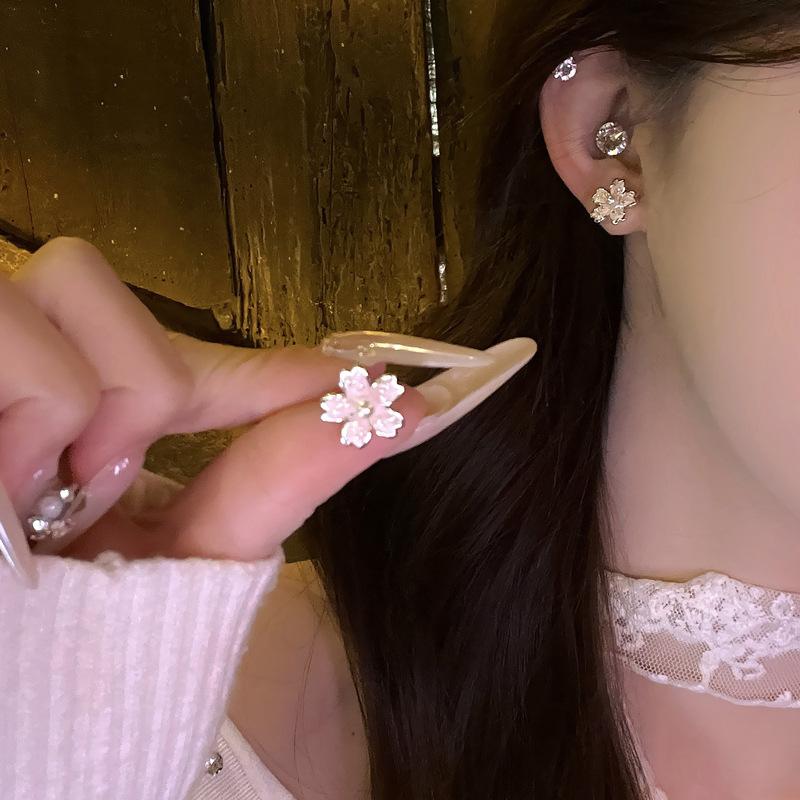 Dripping oil zircon pearl flower earrings simple versatile stud earrings niche light luxury high-end earrings women
Dripping oil zircon pearl flower earrings simple versatile stud earrings niche light luxury high-end earrings women