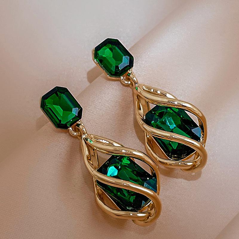 Silver Needle Diamond-Studded Geometric Dangle Earrings with European and American Influencer Style for Women
Silver Needle Diamond-Studded Geometric Dangle Earrings with European and American Influencer Style for Women
