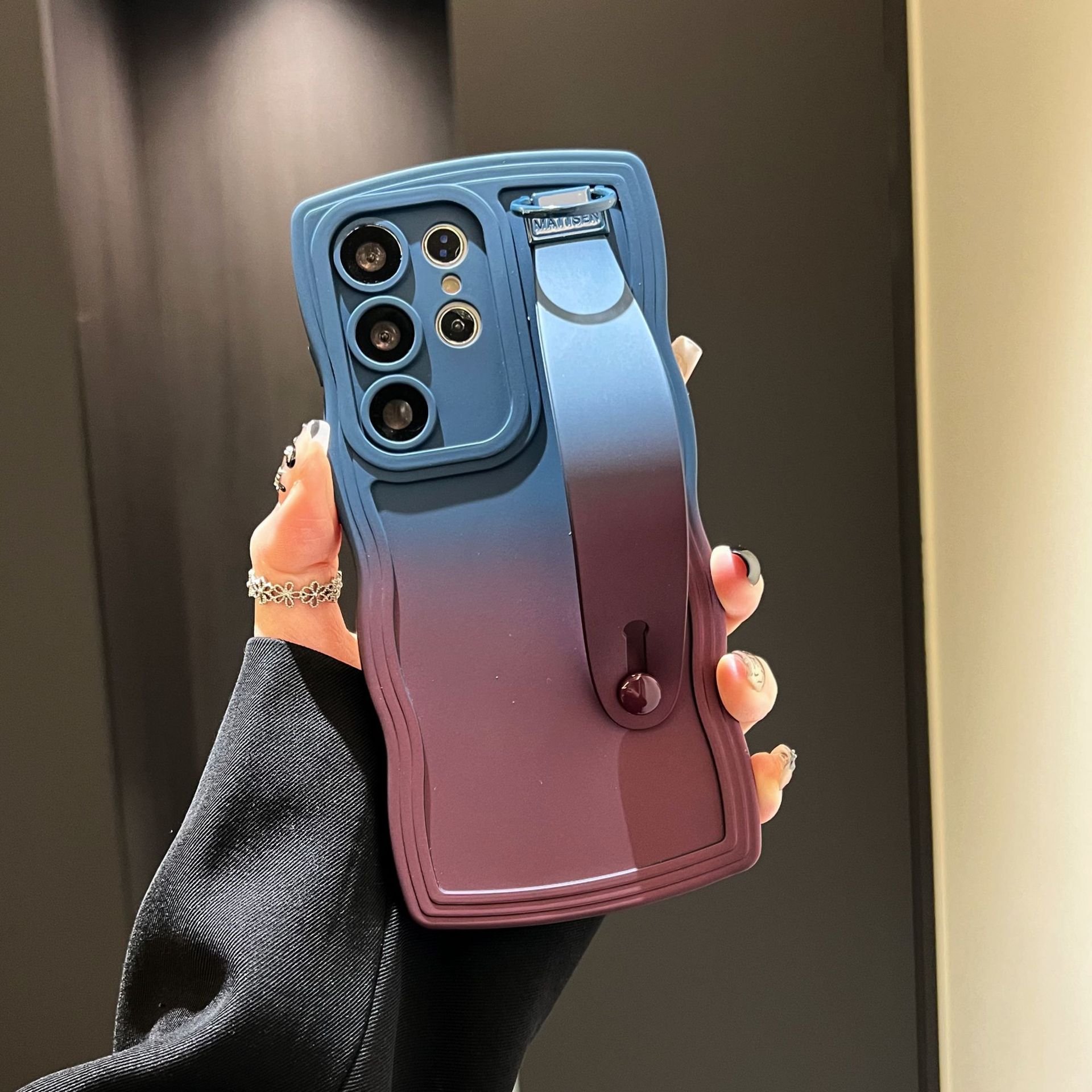 Samsung S25ultra Gradient Wave Mobile Phone Case Wristband Stand S24 Anti Fall Simple A56 Case Galaxy A6PLUS
Samsung S25ultra Gradient Wave Mobile Phone Case Wristband Stand S24 Anti Fall Simple A56 Case Galaxy A6PLUS