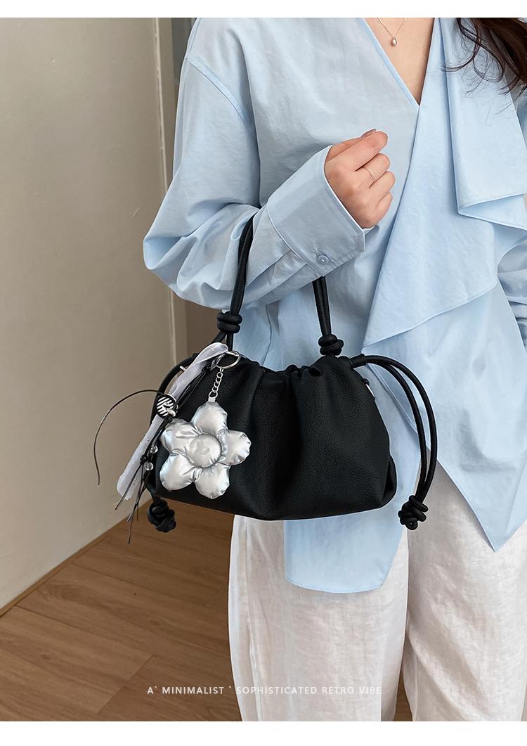 Fashion Y2K Cute Cloud Bucket Shoulder Bag for Women Soft Leather Drawstring Handbag with Flower Pendant Aesthetic Crossbody Bag чёрный
Fashion Y2K Cute Cloud Bucket Shoulder Bag for Women Soft Leather Drawstring Handbag with Flower Pendant Aesthetic Crossbody Bag чёрный