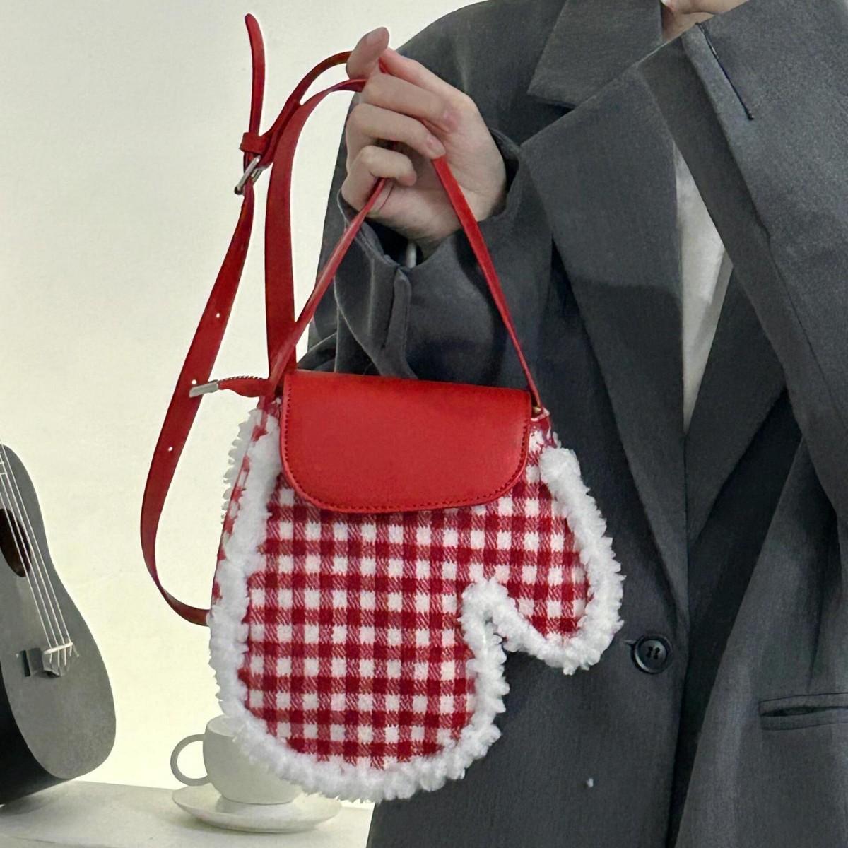 Autumn Winter Bags for Women 2024 New Christmas Plaid Glove Bag Niche Mobile Phone Bag Commuter Shoulder Crossbody Bag червоний
Autumn Winter Bags for Women 2024 New Christmas Plaid Glove Bag Niche Mobile Phone Bag Commuter Shoulder Crossbody Bag червоний