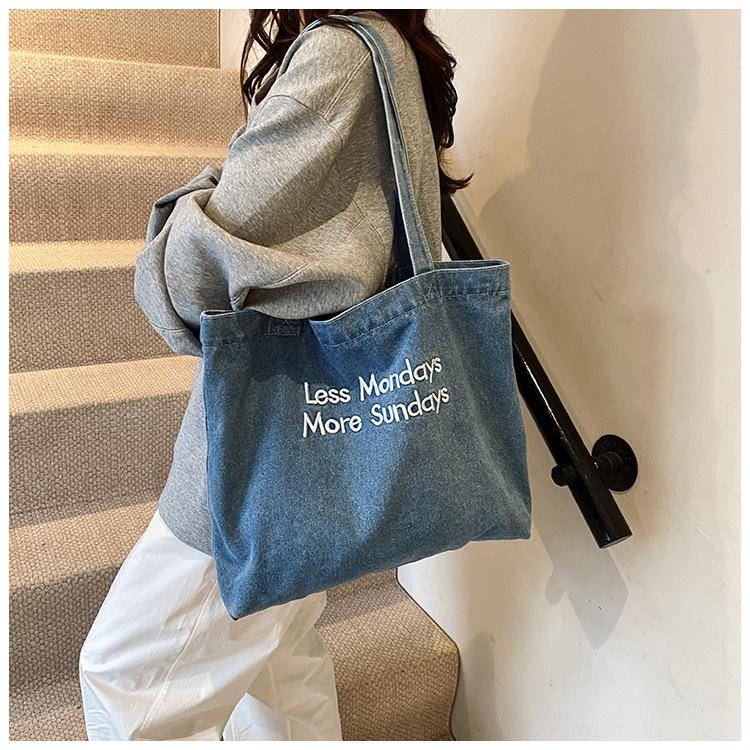 Vintage American Denim Canvas Bag ins Large Capacity Embroidered Shoulder Bag Commuter Versatile Student Class Tote Bag светло-синий
Vintage American Denim Canvas Bag ins Large Capacity Embroidered Shoulder Bag Commuter Versatile Student Class Tote Bag светло-синий