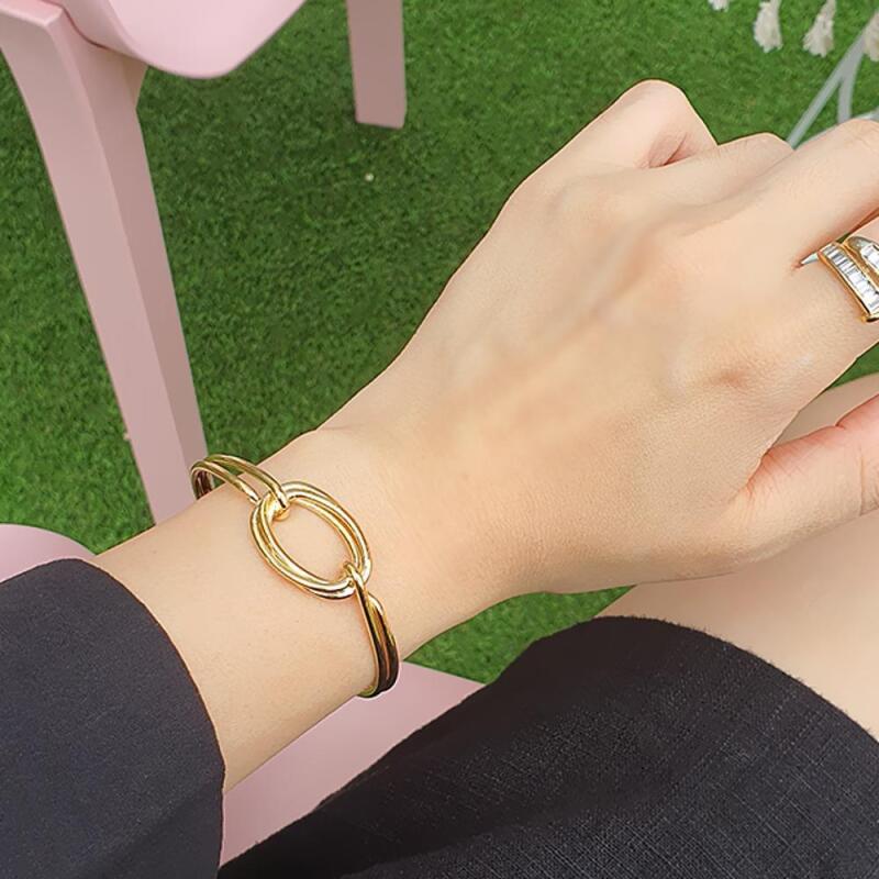 Women s Round Street Line Knot Bangle Bracelet A24871_Gold
Women s Round Street Line Knot Bangle Bracelet A24871_Gold