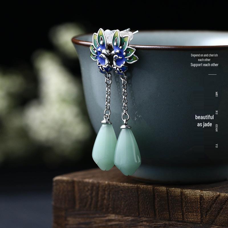 Airyuan Vintage Chinese-Style Peacock Enamel Earrings with Imitation Hetian Jade and Magnolia Flower Design Electroplated Thai Silver
Airyuan Vintage Chinese-Style Peacock Enamel Earrings with Imitation Hetian Jade and Magnolia Flower Design Electroplated Thai Silver