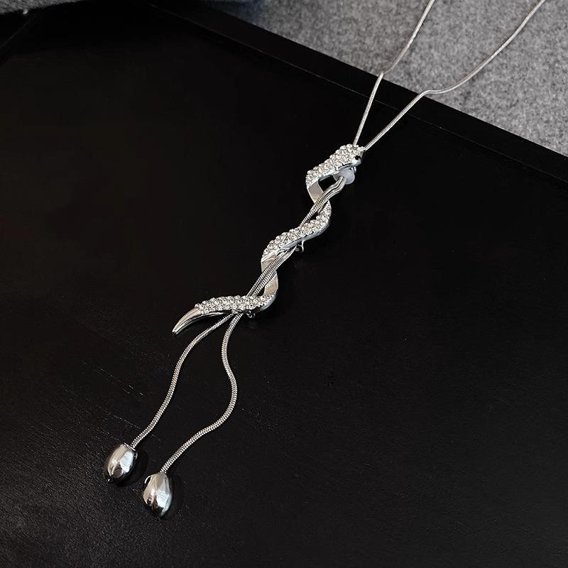 Snake long sweater chain 2025 design sense niche necklace women s high sense light luxury sweater fashion accessories
Snake long sweater chain 2025 design sense niche necklace women s high sense light luxury sweater fashion accessories
