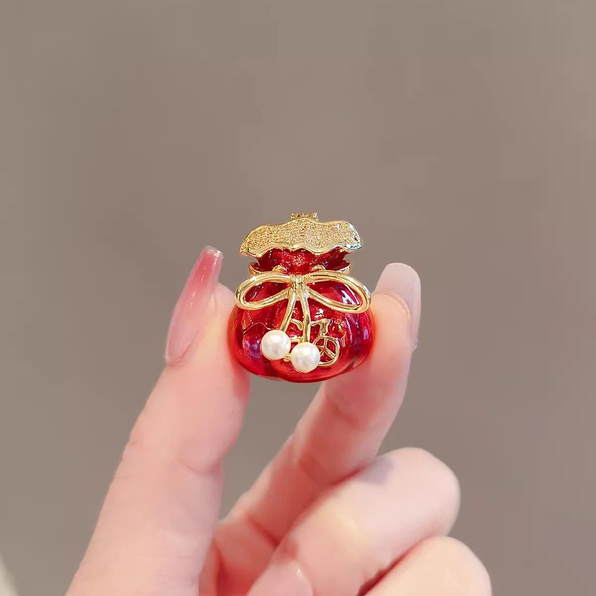 Китайский стиль праздничная красная брошь женская изысканная маленькая счастливая сумка корсаж высокого класса темперамент Nafu Pin костюм с аксессуарами
Китайский стиль праздничная красная брошь женская изысканная маленькая счастливая сумка корсаж высокого класса темперамент Nafu Pin костюм с аксессуарами