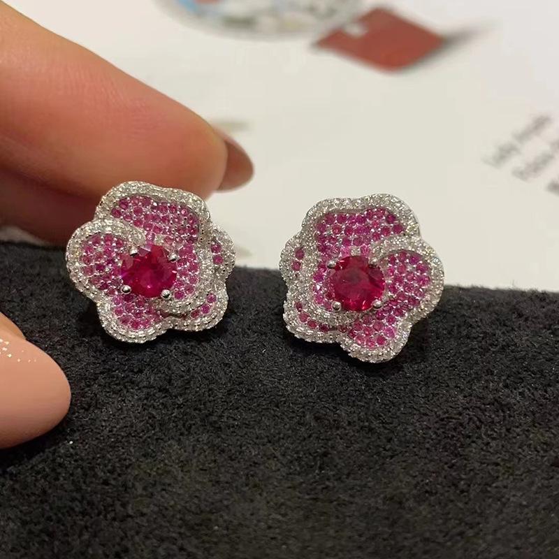 Hui Zhiyi 2024 Pigeon Blood Red Stud Earrings with Zircon Inlaid Diamonds - Noble Fashion for Women 925 Silver
Hui Zhiyi 2024 Pigeon Blood Red Stud Earrings with Zircon Inlaid Diamonds - Noble Fashion for Women 925 Silver