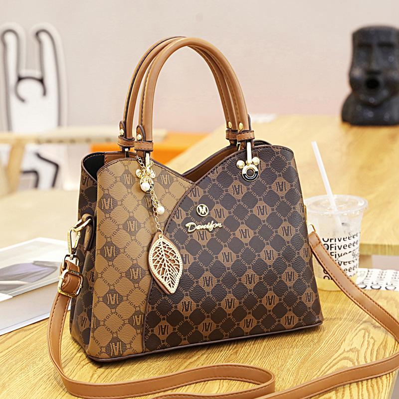 Pu bag 2025 new popular fashionable large-capacity middle-aged women s bag mother portable shoulder messenger bag woman
Pu bag 2025 new popular fashionable large-capacity middle-aged women s bag mother portable shoulder messenger bag woman