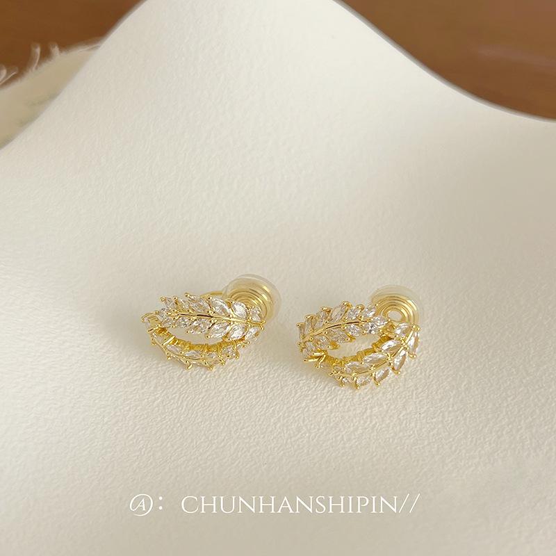Harvest wheat ears simple temperament ear clips mosquito coil disc exquisite full zirconium high-end earrings light luxury versatile earrings
Harvest wheat ears simple temperament ear clips mosquito coil disc exquisite full zirconium high-end earrings light luxury versatile earrings