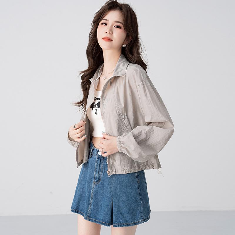 Женская летняя легкая куртка с лацканами и солнцезащитой: Короткий, дышащий и повседневный топ для защиты от солнца. XL (57.5-65kg) серый
Женская летняя легкая куртка с лацканами и солнцезащитой: Короткий, дышащий и повседневный топ для защиты от солнца. XL (57.5-65kg) серый