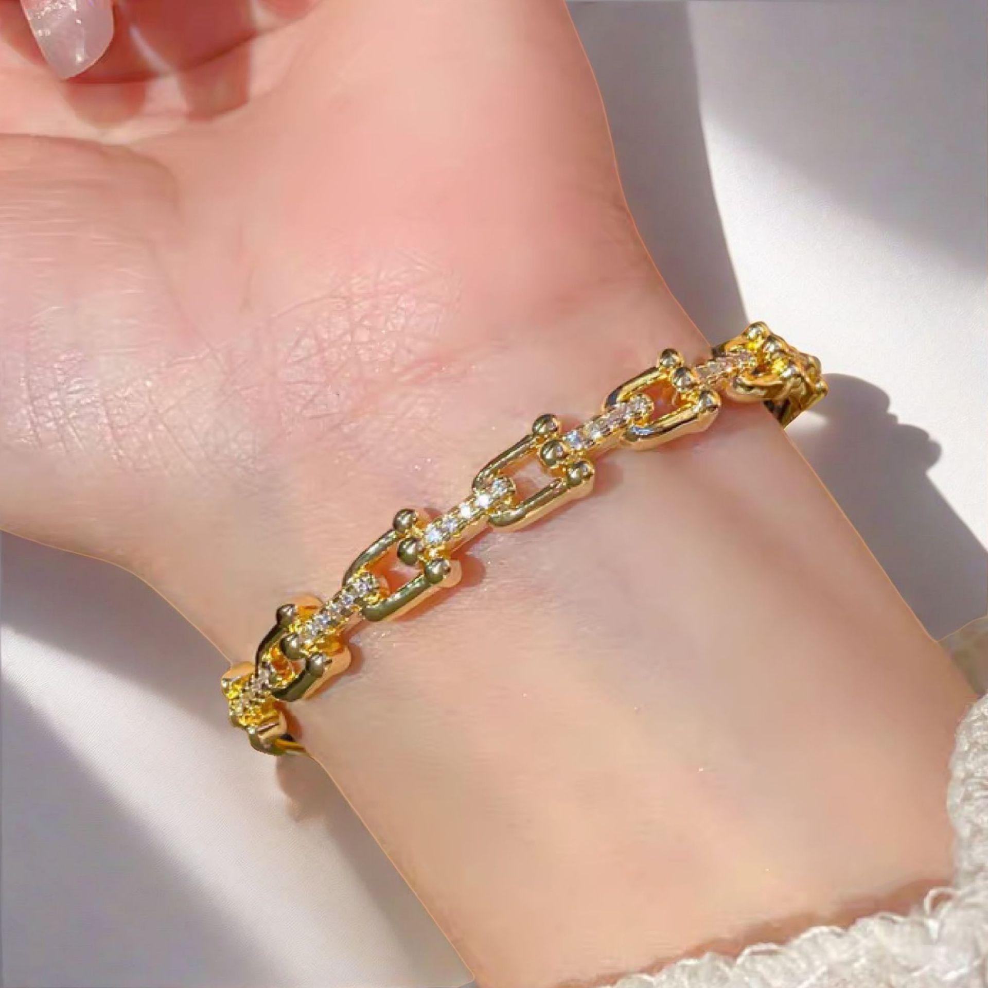 2026 Cross-border European and American Zircon U-shaped Lock Buckle Bracelet Personalized Niche Horseshoe Bracelet Temperament High-end Jewelry Women 18CM
2026 Cross-border European and American Zircon U-shaped Lock Buckle Bracelet Personalized Niche Horseshoe Bracelet Temperament High-end Jewelry Women 18CM