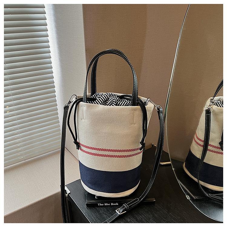 Ручная простая повседневная сумка-ведро женская новая модная сумка на плечо нишевая холщовая сумка-мессенджер
Ручная простая повседневная сумка-ведро женская новая модная сумка на плечо нишевая холщовая сумка-мессенджер